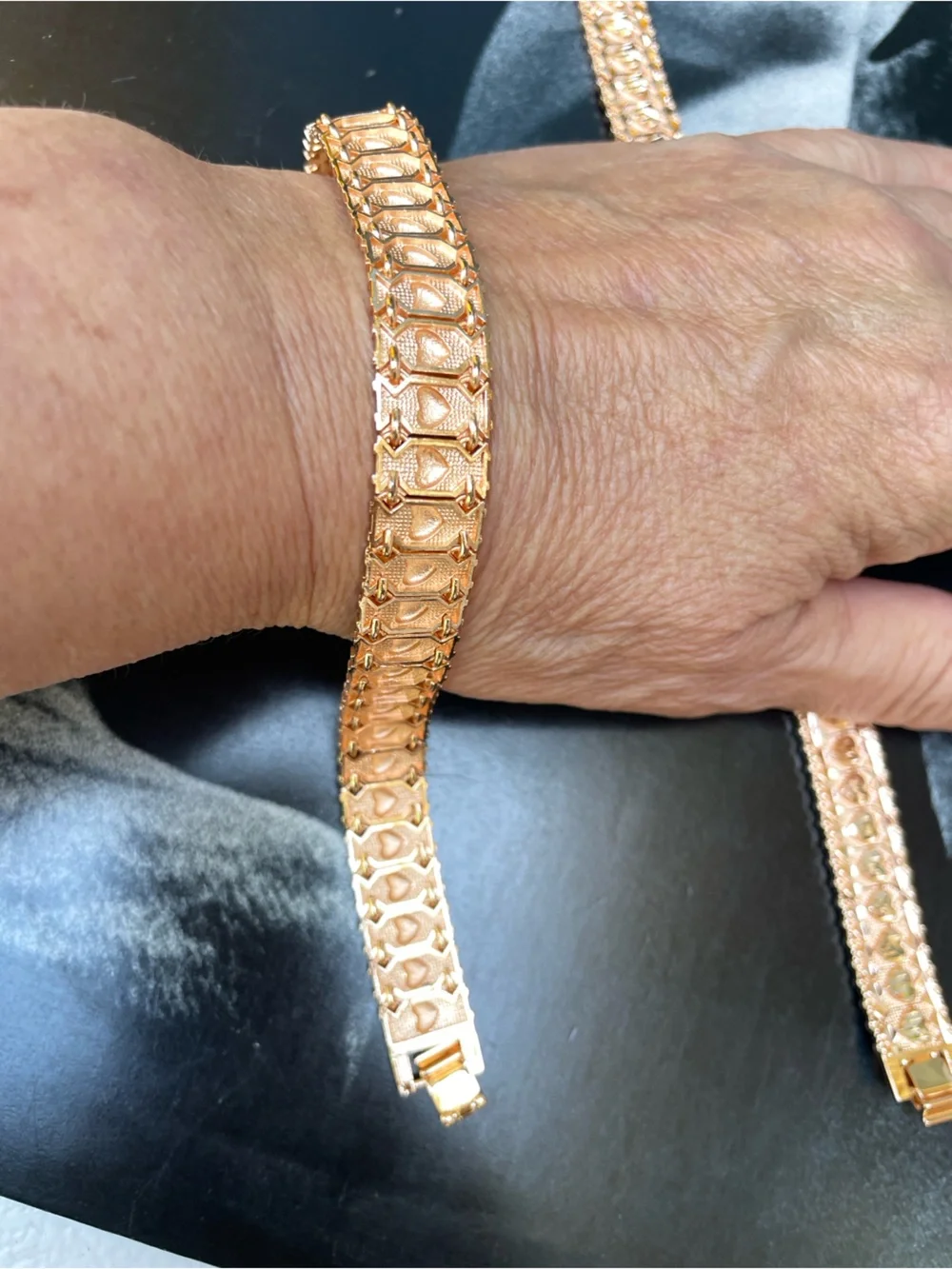 Elegant Gold-Tone Textured Link Bracelet for Women Man